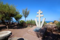 Memoriale con croce sul belvedere di Biarritz, Francia.

