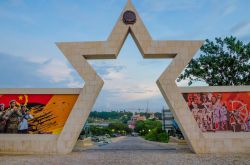 Il memoriale della guerra civile a Fortaleza de Sao Miguel, Luanda, con raffigurate la bandiera angolana e i soldati - © Fabian Plock / Shutterstock.com