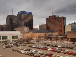 Il Memoriale della Guerra e le AXA Towers in un nuvoloso tardo pomeriggio autunnale a Syracuse, New York, USA.  Le due torri che ospitano uffici commerciali sono state costruite nel 1966 ...