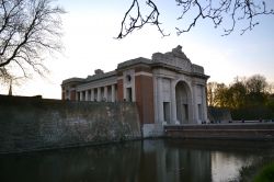 La porta d'accesso a Ypres (Ieper) è conosciuta con il nome fiammingo di Menenpoort è stata inaugurata nel 1927 come memoriale dei caduti della Prima Guerra Mondiale.