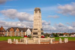 Il memoriale della Seconda Guerra Mondiale sulla spiaggia di  Whitley Bay vicino a Newcastle upon Tyne, Inghilterra. Il monumento commemora i cittadini di Whitley Bay caduti o dispersi ...