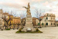 Memoriale di Guerra nel centro di Montalbano Elicona in Sicilia - © Emily Marie Wilson / Shutterstock.com