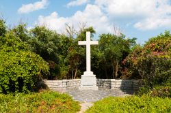 Memoriale in ricordo del primo sbarco di coloni inglesi a Virginia Beach, Virginia, USA. Approdarono qui il 26 aprile 1607 e fondarono l'insediamento di Jamestown - © Sherry V Smith ...