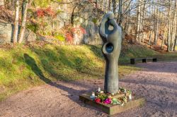 Memoriale nel parco di Oddernes, Kristiansand, Norvegia. La scultura ritrae simbolicamente due persone che si sostengono l'un l'altra  - © Lillian Tveit / Shutterstock.com