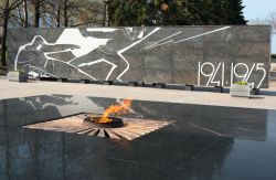 La fiamma eterna presso il memoriale della seconda guerra mondiale a Nizhny Novgorod, in Russia, si trova all'interno delle mura del locale Cremlino - foto © Elena Mirage / Shutterstock.com ...