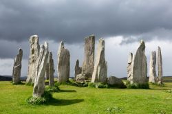 Menhir sull'isola di Lewis and Harris, Scozia - Giornata grigia e nuvolosa sopra i blocchi megalitici di Callanish a Lewis and Harris: proprio qui si trova uno dei più affascinanti ...