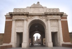 Menin Gate, Ieper: la principale porta d'accesso al centro storico è dedicata testualmente "agli eserciti dell'Impero Britannico che si fermarono qui dal 1914 al 1918 e a ...