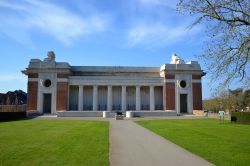 Menin Gate (Menenpoort), Ypres: siamo sulle mura della città, su un lato della Menenpoort, che funge da memoriale per i caduti e i dispersi britannici e del Commonwealth della Grande ...