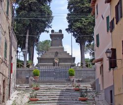 Mentana, Lazio: monumento ai caduti garibaldini nella Campagna dell'Agro Romano per la liberazione di Roma nel 1867 - © Pubblico dominio, Wikipedia