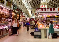 Valencia, Spagna: l'interno del Mercado Central. ...
