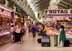 Valencia, Spagna: l'interno del Mercado Central. L'edificio del mercato della città spagnola è stato costruito nel 1928 in stile modernista art nouveau - foto © ...