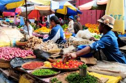 Mercanti di Antananarivo (Madagascar) vendono peperoncini e altre spezie lungo le strade della città - foto © ronemmons / Shutterstock.com
