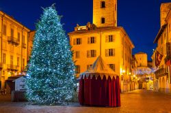 Mercatini di Natale a Alba, Piemonte, Italia. Immancabili ogni anno, durante il periodo dell'Avvento, le bancarelle natalizie offrono la possibilità di acquistare regali e decorazioni ...