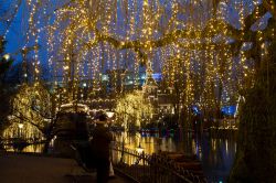 Il fascino del Natale all'interno dei giardini di Tivoli a Copenaghen - © jean schweitzer / Shutterstock.com