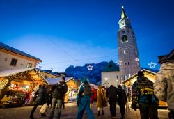 Una Cortina d'Ampezzo innevata, durante le serate di Natale, tra bancarelle e vin brulè  - Foto Bandion.it