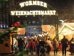 I mercatini di Natale a Worms, Germania - Opere d'arte in legno, monili, giocattoli, graziosi articoli natalizi e molto altro. I mercatini di Natale che si svolgono nel mercato principale ...