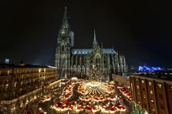 Sotto lo sguardo fiero della Cattedrale di Colonia, si svolgono i mercatini di Natale tra i più belli della Germania - © Thomas Ramsauer / Shutterstock.com