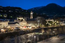 I Mercatini di Natale di Merano lungo la sponda occidentale del fiume Passirio, un affluente del fiume Adige (Val Venosta) - © AlexFilz