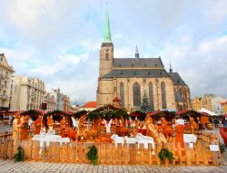 I mercatini di Natale in Piazza Repubblica a Pilsen, in Boemia - © Kletr / Shutterstock.com