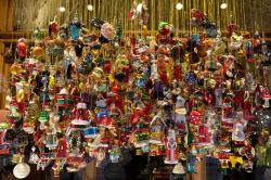 Oggetti e decorazioni natalizie durante i mercatini di Natale nel centro di Graz, Austria - foto © Zvonimir Atletic / Shutterstock.com