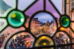 Un bella immagine dei Mercatini dell'Avvento di Santa Maria Maggiore e l'imponente albero di Natale