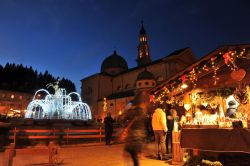 Asiago si trasforma in un luogo ancora più magico, dove ammirare l’incanto delle casette illuminate, scoprire artigianato e prodotti tipici, assaporare dolci e ricette locali, immergersi ...