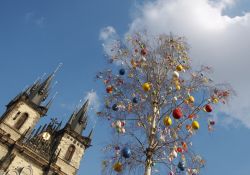 Mercatini pasquali a Praga: decorazioni davanti ...