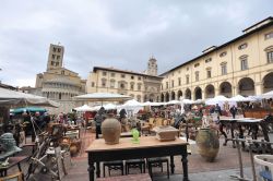 Mercatino Antiquariato in piazza ad Arezzo