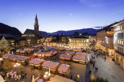 Gli stalli di artigianato e gastronomia del grande mercatino dell'Avvento di Bolzano, Alto Adige.