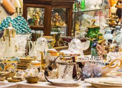 Mercatino delle pulci a Dolcedo in liguria, usato e antiquariato - © iryna1 / Shutterstock.com