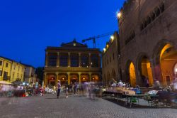 Il mercatino delle Pulci in centro a Rimi, fotografia notturna - © Olga Vorontcova / Shutterstock.com