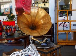 Mercatino delle Pulci: un grammofono in vendita a San Benedetto Po