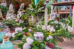 Mercatino di Natale a Haarlem, Olanda: composizioni floreali in vendita.
