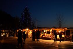 Mercatino di Natale all'esterno delle Grotte di Postumia in Slovenia