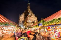 La Hauptmarkt di Norimberga durante il mercatino ...