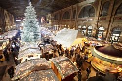 Il Mercatino di Natale all'interno della stazione ferroviaria di Zurigo, il più grande mercatino coperto d'Europa, uno dei più importanti della Svizzera