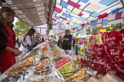 Mercatino di Pasqua nella piazza del mercato di Cracovia, Polonia. Dolci e caramelle di ogni tipo in vendita in una bancarella all'annuale mercato pasquale della capitale polacca - © ...