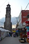 Mercatino di Natale, Chignahuapan: alle spalle del campanile della Basilica Menor de la Inmaculada Concepciòn si susseguono le bancarelle del consueto Mercatino di Natale e dei souvenir ...