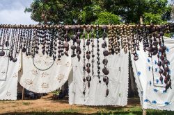 Oggetti artigianali in vendita presso il mercatino turistico dell'isola di Nosy Komba (Madagascar) - foto © Pierre-Yves Babelon / Shutterstock.com
