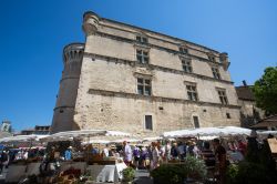 Il mercato settimanale a Gordes, ai piedi del castello che domina la cittadina del Luberon, in Provenza (Francia) - foto © OTLMV Giraud
