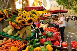 Aix-en-Provence (Francia) è conosciuta per le sue cento fontane, ma anche per i numerosi mercati che si svolgono nelle sue strade - foto © Rgis Cintas Flores