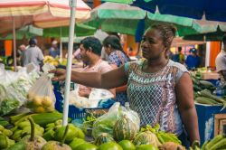 Mercato alimentare a Victoria, isola di Mahé: qui si vendono pesce e frutta e verdura - © fokke baarssen / Shutterstock.com