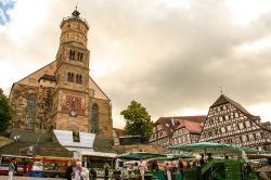 Mercato all'aperto nel centro storico di Donauworth, Germania, in una giornata con il cielo nuvoloso - © lauradibi / Shutterstock.com