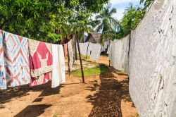 Teli e tovaglie in vendia presso il mercato dell'artigianato nel villaggio di Ampangorina sull'isola di Nosy Komba, Madagascar - foto © Pierre-Yves Babelon / Shutterstock.com
