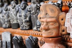Talismani nel mercato di La Paz, Bolivia. I mercati della città sono da sempre particolari punti di aggregazione. In questa immagine, alcuni tradizionali talismani per i riti Aymara: ...