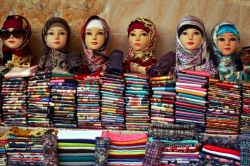 Mercato, Dakhla: i negozi del souk, oltre ad essere coloratissimi, sono l'occasione per acquistare artigianato locale, tessuti e prodotti tipici.