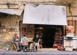 Mercato dei tappeti nella vecchia città di Jaffa, Israele. Qui mercanteggiare è d'obbligo: siamo in una delle strade più frequentate da turisti e residenti in cui acquistare ...
