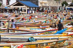 Il mercato del pesce di Soumbedioune a Dakar, Senegal. A renderlo così caratteristico sono le tradizionali barche da pesca in legno colorate - © Giuliano Del Moretto / Shutterstock.com ...
