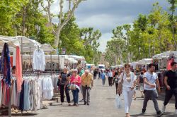 Mercato di Cours Mirabeau ad Aix-en-Provence, Francia - Bancarelle al mercato ospitato in corso Mirabeau © Julia Kuznetsova / Shutterstock.com 