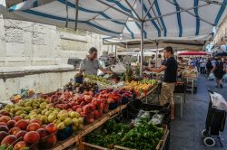 Mercato di frutta e verdura nel centro di Siracusa, Sicilia - © fokke baarssen / Shutterstock.com